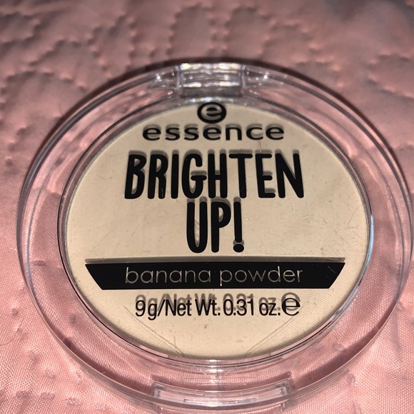 Banana colored setting powder - Picture 1 of 2